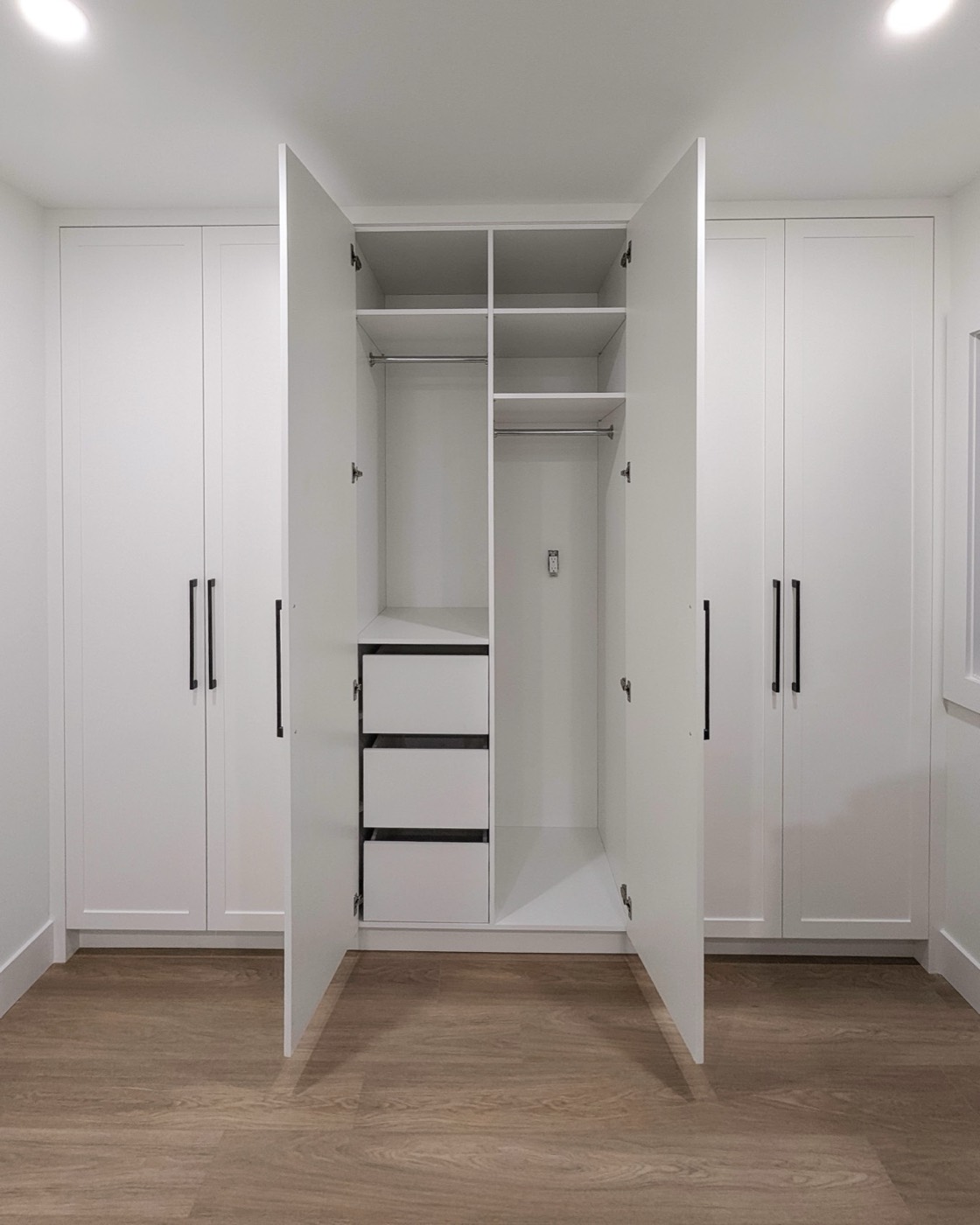 Walk-In Closets & Wardrobes – closets & wardrobes by Panda Reno, photo 2