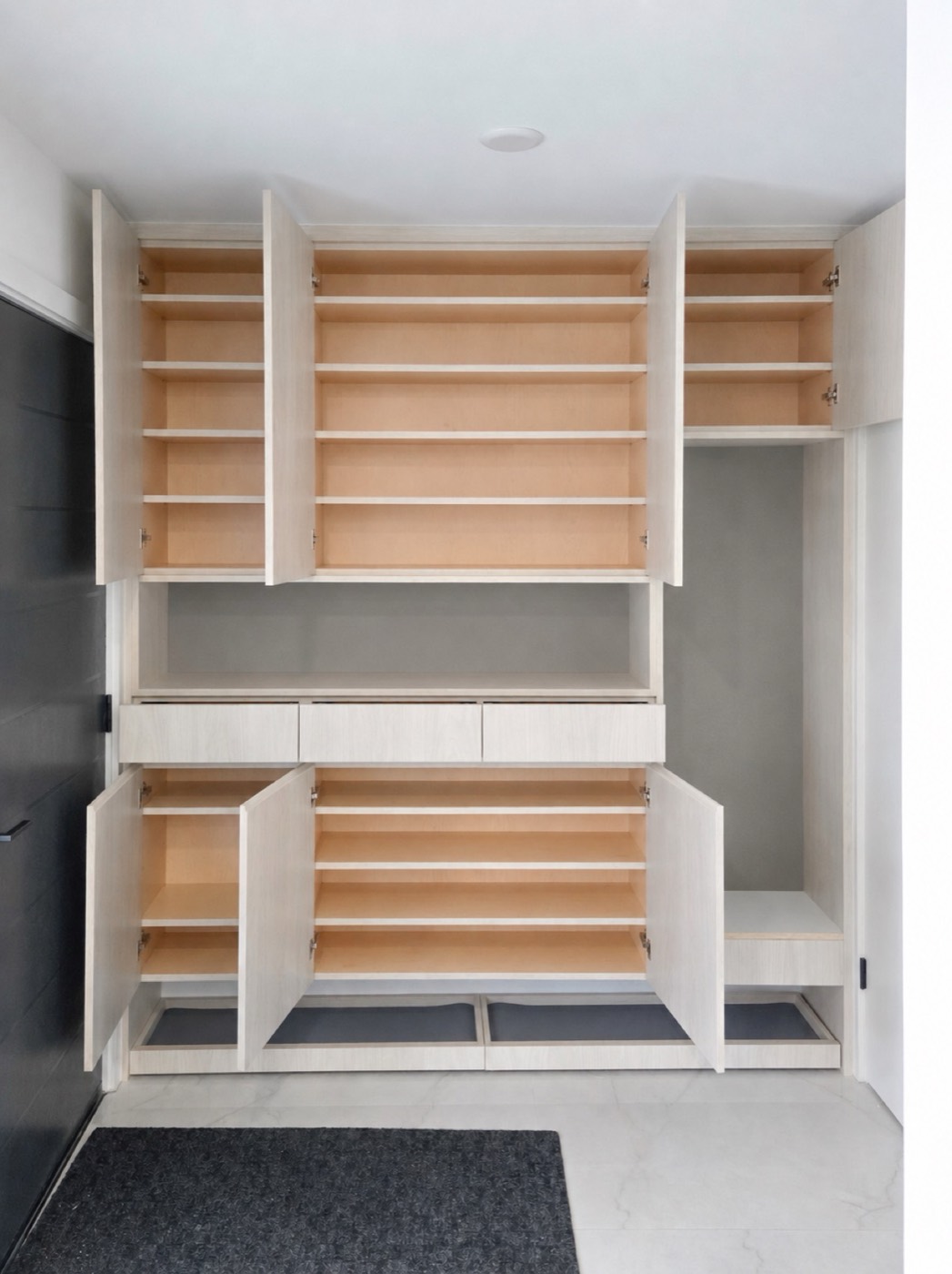 Walk-In Closets & Wardrobes – closets & wardrobes by Panda Reno, photo 3