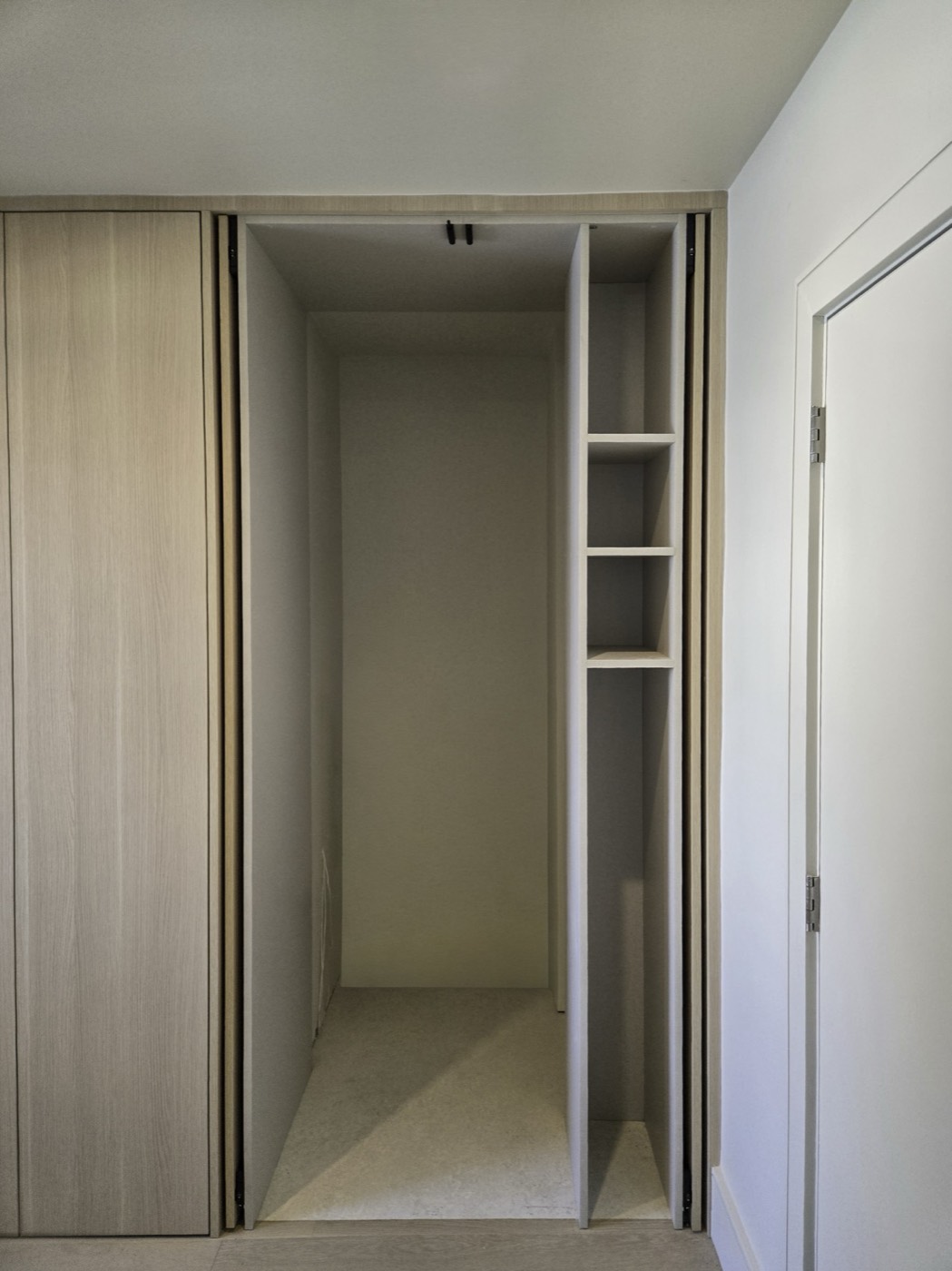 Walk-In Closets & Wardrobes – closets & wardrobes by Panda Reno, photo 7