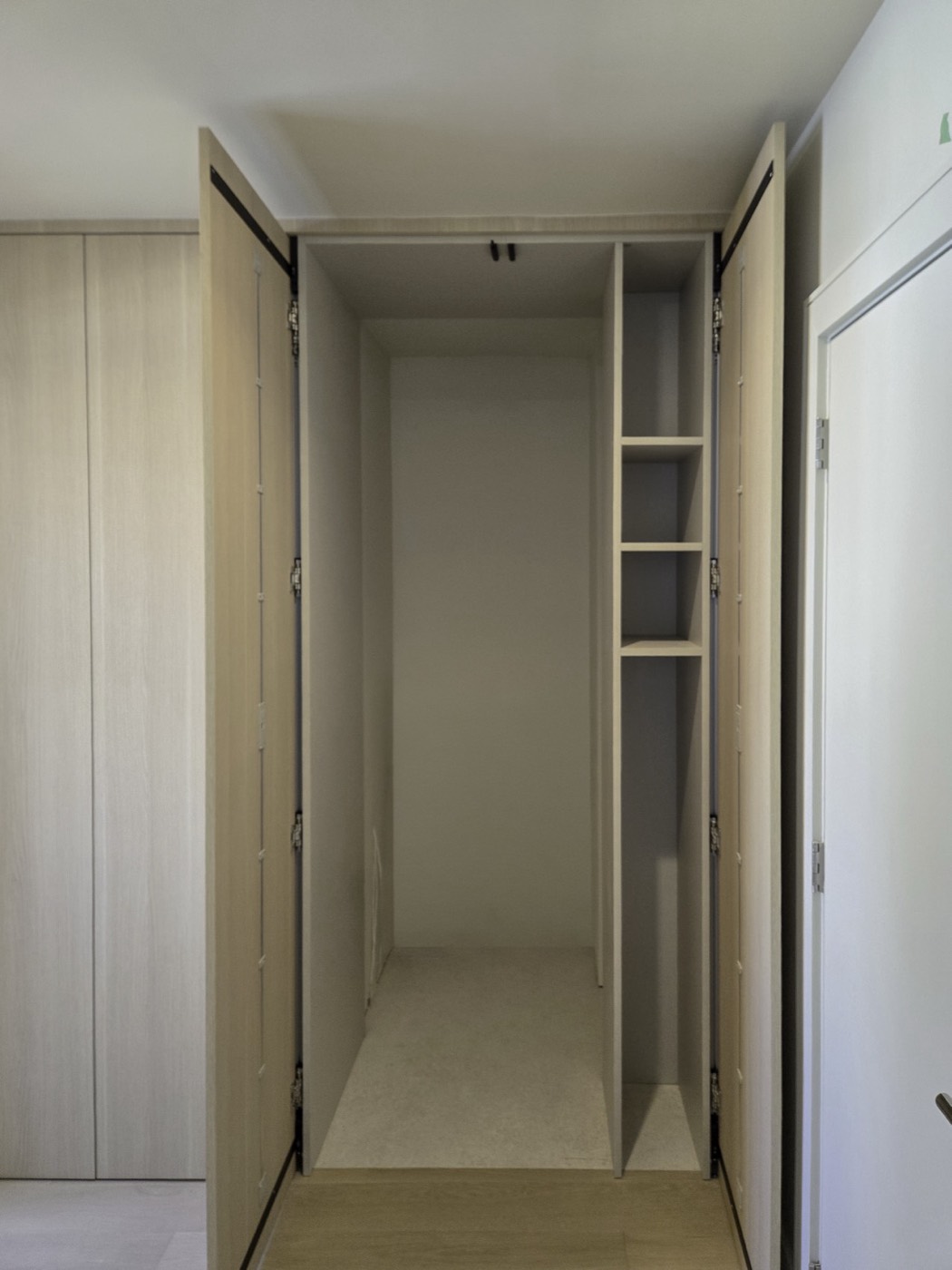 Walk-In Closets & Wardrobes 8